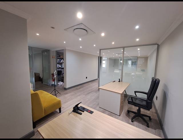 140M² OFFICE TO LET IN DUNKELD WEST